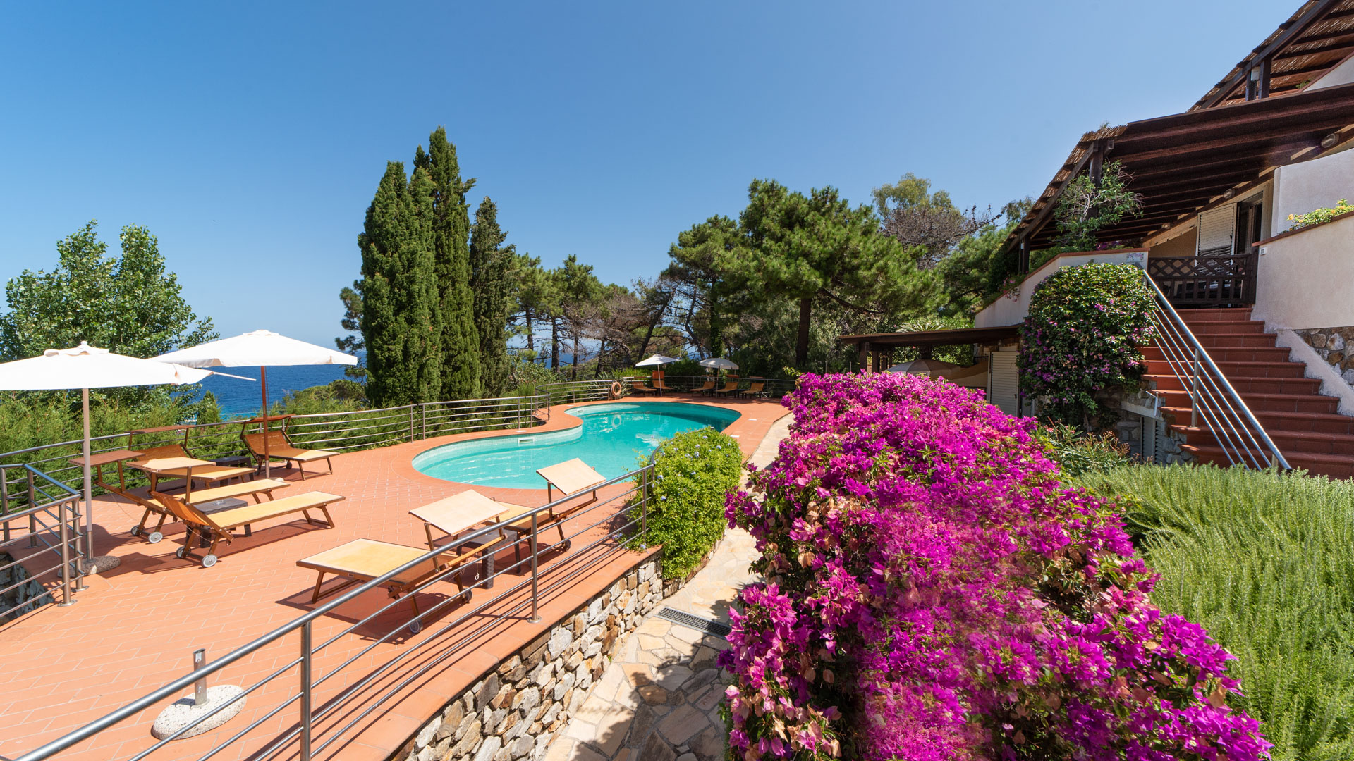 vista d'insieme: piscina, complesso e vista mare